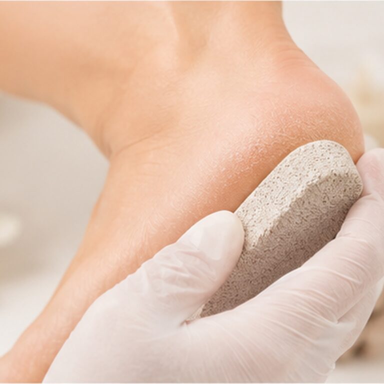 Wygładzanie skóry pięt podczas pedicure w salonie Angel Nails Reda